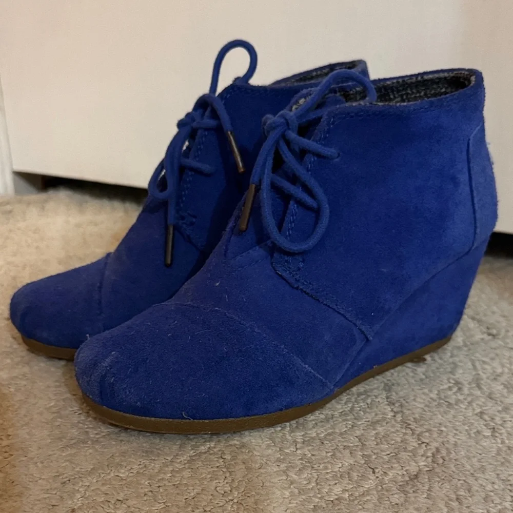 Toms Blue Suede Women's Wedge Ankle Booties - showstopping color